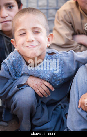 Ein afghanischer Junge posiert für die Kamera während ein Asura auf Patrouille Basis Fulod, Provinz Helmand, Afghanistan 1. Mai 2012. US-Marines mit Regimental Combat Team 6, 1. Bataillon, 7. Marines trafen mehrere afghanische Staatsangehörige aus dem Dorf Gorgai, die Richtung und die Sicherheit des Dorfes sowie ihre Zusammenarbeit mit der Koalitionstruppen zu diskutieren. (U.S. Marine Corps Foto von Pfc. Jason Morrison/freigegeben) Shura am Patrol Base Fulod 120501-M-TH715-021 Stockfoto