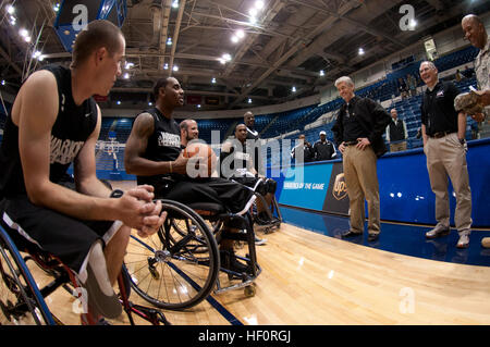 Secretary Of The Army John McHugh besucht mit Mitgliedern von der Armee Krieger Spiele Basketball-Team in Colorado Springs, Colorado, 1.Mai.  Verwundeten, Kranken und verletzten Soldat innen und Veteranen aus Heer, Marine Corps, Luftwaffe, Marine, Küstenwache und Special Operations Command konkurrieren in der Leichtathletik, schießen, Schwimmen, Radfahren, Bogenschießen, Rollstuhl-Basketball und sitzen Volleyball während den Spielen 2012 Krieger. Krieger Spiele 2012 - Basketball 120501-A-AJ780-017 Stockfoto