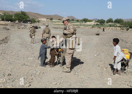 Petty Officer 3rd Class Matthew Sears, ein Corpsman mit C Company, 1. Bataillon, 8. Marines, Regimental Combat Team 6 schüttelt Hände mit Kindern, die auf ihn zulaufen, während Patrouillen durch das Gostan Tal, Provinz Helmand, Afghanistan. RCT-6 und RCT-5 kämpfen derzeit nebeneinander zum ersten Mal seit Weltkrieg I. Belleau Wood Marines auf afghanische Schlachtfeld DVIDS596512 vereinen Stockfoto