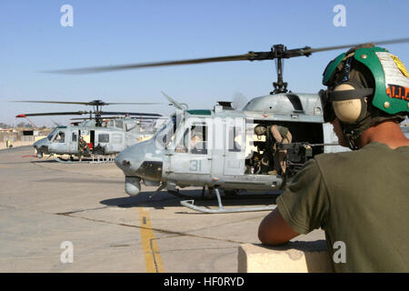 AL TAQADDUM, Irak--(6. April 2005) - Uhren CPL. Michael J. Allerite der Marine Medium Hubschrauberstaffel 165(REIN), 15. Marine Expeditionary Unit (SOC), als eine UH-1N Huey als es auf einer Mission zieht. Das 15. MEU (SOC) neigt einen Monat von Sicherheit und Stabilisierung im Bereich größerer Bagdad. (Offizielle USMC Foto: Lance Cpl. Scott L. Eberle) USMC-050407-M-5538E-174 Stockfoto