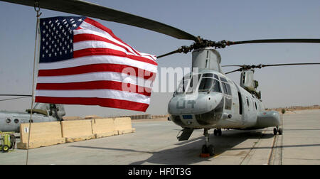 AL TAQADDUM, Irak--(10. April 2005) - zeigte Marine Medium Helicopter Squadron 165 (REIN), 15. Marine Expeditionary Unit (spezielle Operationen fähig), ihren Patriotismus durch Erhängen Fahnen aus ihrer Rotorblätter kurz vor fliegen aus dem Irak. Das 15. MEU (SOC) neigt einen Monat von Sicherheit und Stabilisierung im Bereich größerer Bagdad. (Offizielle USMC Foto: Lance Cpl. Scott L. Eberle) USMC-050407-M-5538E-238 Stockfoto