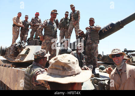 Marines mit Tank Platoon, Waffen Company, Battalion Landing Team 1. Bataillon, 2. Marine Regiment, 24. Marine Expeditionary Unit, teilen einen lachen mit Mitgliedern der königlichen jordanischen Armee hier, 7. Mai 2012, während der bilateralen Tank Ausbildung im Rahmen der Übung eifrig Löwe 12. Mehr als 1.000 Marines und Segler aus der 24. MEU sollen zur Teilnahme an verschiedenen Veranstaltungen in ganz Jordanien zu maximieren multilateralen Ausbildungsmöglichkeiten und weiterhin Beziehungen mit Partnern in der gesamten Region zu bauen. Begierig Löwe 12 ist die zweite große Übung für die 24. MEU und Iwo Jima amphibisches R Stockfoto