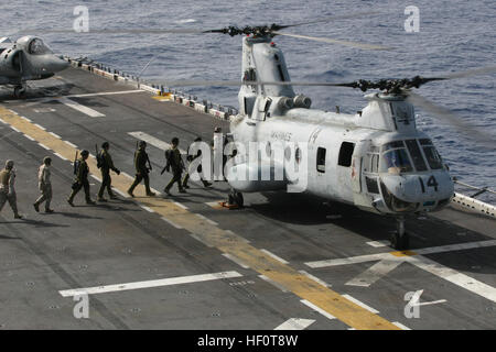 050415-M-9114Y-008-Mittelmeer (15. April 2005) - Marines zugewiesen der 26. Marine Expeditionary Unit (spezielle Operationen fähig) Israeli Defense Force Soldaten schnell Seil entlang von einem CH-46E Sea Knight Hubschrauber auf dem Flugdeck amphibischer Angriff Schiff USS Kearsarge (LHD-3). Marines der MEU zugeordnet trainiert mit den israelischen Soldaten um ihre Fähigkeiten scharf und ausländischen Beziehungen aufzubauen. Kearsarge und 26. MEU sind im Einsatz zur Unterstützung der globalen Krieg gegen den Terrorismus. US Marine Corps Foto von Sgt. römischen Yurek (freigegeben) US Navy 050415-M-9114Y-008 Marines können Stockfoto