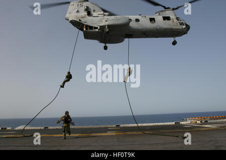 050415-M-5900L-017 Mittelmeer (15. April 2005) - Israeli Defense Force Soldaten schnell Seil mit den 26. Marine Expeditionary Unit (spezielle Operationen fähig) Marines aus dem CH-46E Sea Knight Helikopter an Bord der amphibischen Angriff Schiff USS Kearsarge (LHD-3). Marines der MEU zugeordnet trainiert mit den israelischen Soldaten um ihre Fähigkeiten scharf und ausländischen Beziehungen aufzubauen. Kearsarge und 26. MEU sind im Einsatz zur Unterstützung der globalen Krieg gegen den Terrorismus. US Marine Corps Foto von Lance Cpl. Daniel R. Lowndes (freigegeben) US Navy 050415-M-5900L-017 Israeli Defense Force Soldi Stockfoto