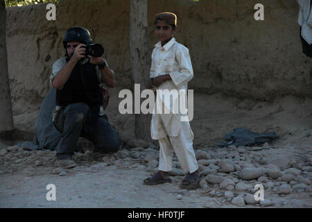 Ben Foley, links, einen Kameramann mit Al Jazeera Englisch News Channel, Fotos einer afghanischen Lokalmatador während einer Sicherheitspatrouille von US-Marines mit Polizei Advisory Team 2, 1. Bataillon, 8. Marine Regiment, Regimental Combat Team 6 in Kajaki, Provinz Helmand, Afghanistan 21. Mai 2012 durchgeführt. Foley berichtete über Koalitionstruppen, die Verantwortung für Sicherheit in der Region an afghanischen nationalen Sicherheitskräfte zu übertragen.  (Foto: U.S. Marine Corps CPL Andrew J. Good/freigegeben) Sicherheitspatrouille im Kajaki 120521-M-DL630-012 Stockfoto