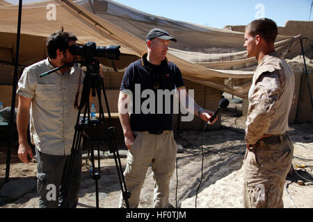 US Marine Corps interview Ben Foley, links, Kameramann, und Bernard Smith, Center, Korrespondent, mit Nachrichtensender Al Jazeera Englisch 1st Lt. Logan Giger, rechts, mit Polizei Advisory Team 2, 1. Bataillon, 8. Marine Regiment, Regimental Combat Team 6 in Kajaki, Provinz Helmand, Afghanistan 20. Mai 2012. Smith berichtete über Koalitionstruppen, die Verantwortung für Sicherheit in der Region an afghanischen nationalen Sicherheitskräfte zu übertragen.  (Foto: U.S. Marine Corps CPL Andrew J. Good/freigegeben) Ausbildung der afghanischen Uniformierte Polizei in Kajaki 120522-M-DL630-023 Stockfoto