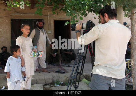 Ben Foley, Recht, Kameramann, mit Nachrichtensender Al Jazeera Englisch zeichnet zwei lokale afghanische Kinder in einer Schule in Kajaki, Provinz Helmand, Afghanistan 23. Mai 2012. Foley berichtete über Koalitionstruppen, die Verantwortung für Sicherheit in der Region an afghanischen nationalen Sicherheitskräfte zu übertragen. (Foto: U.S. Marine Corps CPL Andrew J. Good/freigegeben) Nachrichtensender Al Jazeera Besuch Kajaki 120523-M-DL630-020 Stockfoto