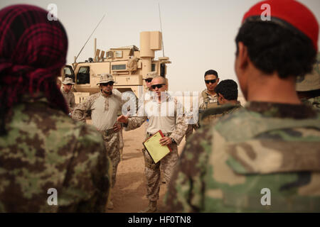 US Marine Gunnery SGT David Martinez Jr., ein Korrekturen Offizier mit der Militärpolizei-Advisory-Team zur Unterstützung Regimental Combat Team 5 Slips Afghan National Army Soldaten, bevor eine Crew Waffen Auswahl hier, 24. Mai 2012 serviert. Während der Strecke feuerten ANA-Soldaten mit Militärpolizei Tolai, 1. Brigade, 215. Korps, M240B und.50 Kaliber Maschinengewehre. Afghanische Militär Polizisten führen Besatzung diente Waffen Sortiment 120524-M-ZD328-013 Stockfoto