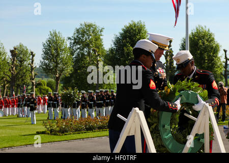 General Joseph Dunford, stellvertretender Kommandant des Marinekorps, legt einen Kranz mit Hilfe von zwei Marines während eine Volkstrauertag Gedenkfeier zu Ehren der amerikanischen und französischen Leben verloren während der Schlacht von Belleau Wood am Aisne-Marne American Memorial Cemetery, Mai 27. Die Zeremonie war der 94. Jahrestag der Schlacht und langlebige amerikanisch-französischen Freundschaft, Brüderlichkeit geschmiedet vor den Schlachtfeldern des ersten Weltkrieges, die derzeitigen Operationen in Afghanistan vertreten. Der Friedhof hat 2.039 bekannt begraben, und 250 nicht identifizierten, die in den Hängen des Hügels lag. Stockfoto