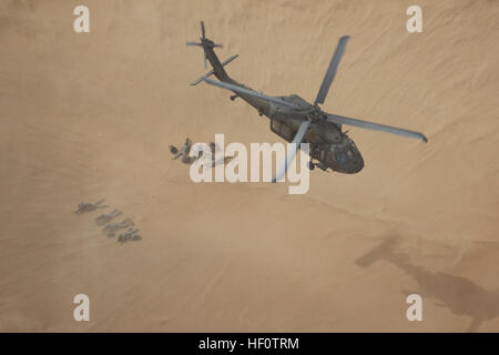 Ein Blackhawk-Hubschrauber der 108. Assault Helicopter Battalion Aufzüge aus nach Überführung der Firma A, 4. Bataillon, Infanterie-Regiment 118. Truppen für den Air Assault Teil einer Botschaft von Verteidigung und Evakuierung Übung im Bereich 5 in der Nähe von Camp Buehring, Kuwait, Mai 27. Soldaten des 4. Bataillons Unternehmen C führte die gleiche Übung drei Tage später. Während der Übung, die Infanteriekompanien auch koordiniert mit dem 108. Angriff Hubschrauber-Bataillon für schnellen Nachschub und Firma C, 1. General Support Aviation Battalion, simuliert 126. Aviation Regiment zu evakuieren verwundete. Die 4 Stockfoto