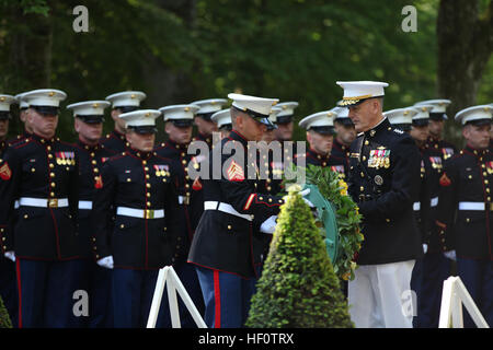 Der 32. Assistent Kommandant des Marinekorps, US Marine Corps General Joseph F. Dunford besucht Belleau Wood, Frankreich 27. Mai 2012. Der 32. Assistent-Kommandant des Marinekorps General Dunford besucht Frankreich für die jährliche Gedenkfeier auf der Belleau Wood. (U.S. Marine Corps Foto von Sergeant Alvin Williams/freigegeben) USMC-120527-M-BZ453-131 Stockfoto