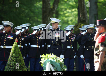 Der 32. Assistent Kommandant des Marinekorps, US Marine Corps General Joseph F. Dunford besucht Belleau Wood, Frankreich 27. Mai 2012. Der 32. Assistent-Kommandant des Marinekorps General Dunford besucht Frankreich für die jährliche Gedenkfeier auf der Belleau Wood. (U.S. Marine Corps Foto von Sergeant Alvin Williams/freigegeben) USMC-120527-M-BZ453-144 Stockfoto