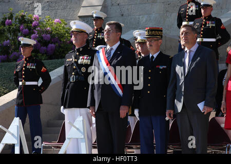 Der 32. Assistent Kommandant des Marinekorps, US Marine Corps General Joseph F. Dunford besucht Belleau Wood, Frankreich 27. Mai 2012. Der 32. Assistent-Kommandant des Marinekorps General Dunford besucht Frankreich für die jährliche Gedenkfeier auf der Belleau Wood. (U.S. Marine Corps Foto von Sergeant Alvin Williams/freigegeben) USMC-120527-M-BZ453-313 Stockfoto