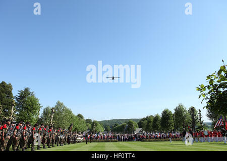 Der 32. Assistent Kommandant des Marinekorps, US Marine Corps General Joseph F. Dunford besucht Belleau Wood, Frankreich 27. Mai 2012. Der 32. Assistent-Kommandant des Marinekorps General Dunford besucht Frankreich für die jährliche Gedenkfeier auf der Belleau Wood. (U.S. Marine Corps Foto von Sergeant Alvin Williams/freigegeben) USMC-120527-M-BZ453-333 Stockfoto