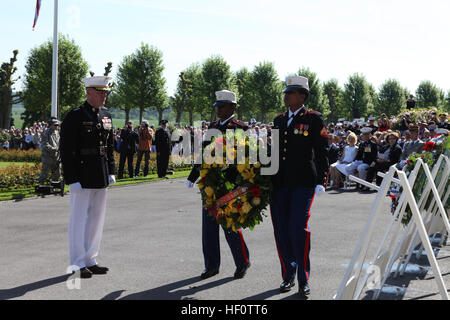 Der 32. Assistent Kommandant des Marinekorps, US Marine Corps General Joseph F. Dunford besucht Belleau Wood, Frankreich 27. Mai 2012. Der 32. Assistent-Kommandant des Marinekorps General Dunford besucht Frankreich für die jährliche Gedenkfeier auf der Belleau Wood. (U.S. Marine Corps Foto von Sergeant Alvin Williams/freigegeben) USMC-120527-M-BZ453-578 Stockfoto