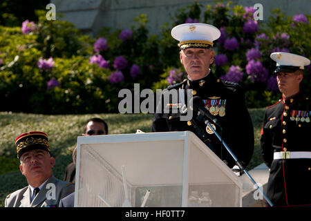 General Joseph Dunford, stellvertretender Kommandant des Marinekorps, liefert seine Bemerkungen während eine Volkstrauertag Gedenkfeier zu Ehren der amerikanischen und französischen Leben verloren während der Schlacht von Belleau Wood am Aisne-Marne American Memorial Cemetery, Mai 27. Die Zeremonie war der 94. Jahrestag der Schlacht und langlebige amerikanisch-französischen Freundschaft, Brüderlichkeit geschmiedet vor den Schlachtfeldern des ersten Weltkrieges, die derzeitigen Operationen in Afghanistan vertreten. Der Friedhof hat 2.039 bekannt begraben, und 250 nicht identifizierten, die in den Hängen des Hügels lag. In der Kapelle, mehr t Stockfoto