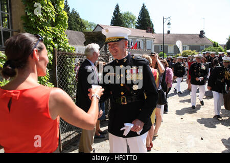 Der 32. Assistent Kommandant des Marinekorps, US Marine Corps General Joseph F. Dunford besucht Belleau Wood, Frankreich 27. Mai 2012. Der 32. Assistent-Kommandant des Marinekorps General Dunford besucht Frankreich für die jährliche Gedenkfeier auf der Belleau Wood. (U.S. Marine Corps Foto von Sergeant Alvin Williams/freigegeben) USMC-120527-M-BZ543-1354 Stockfoto