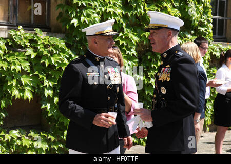 Der 32. Assistent Kommandant des Marinekorps, US Marine Corps General Joseph F. Dunford besucht Belleau Wood, Frankreich 27. Mai 2012. Der 32. Assistent-Kommandant des Marinekorps General Dunford besucht Frankreich für die jährliche Gedenkfeier auf der Belleau Wood. (U.S. Marine Corps Foto von Sergeant Alvin Williams/freigegeben) USMC-120527-M-BZ543-1357 Stockfoto