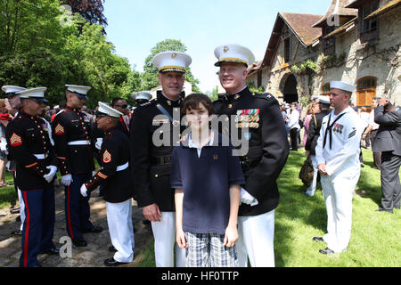 Der 32. Assistent Kommandant des Marinekorps, US Marine Corps General Joseph F. Dunford besucht Belleau Wood, Frankreich 27. Mai 2012. Der 32. Assistent-Kommandant des Marinekorps General Dunford besucht Frankreich für die jährliche Gedenkfeier auf der Belleau Wood. (U.S. Marine Corps Foto von Sergeant Alvin Williams/freigegeben) USMC-120527-M-BZ543-1425 Stockfoto