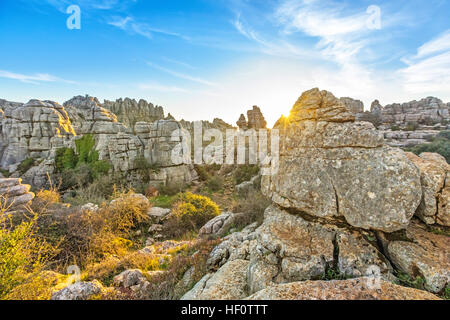 Malerischen Felsen auf Sonnenuntergang im Naturpark El Torcal de Antequera, Andalusien, Spanien Stockfoto