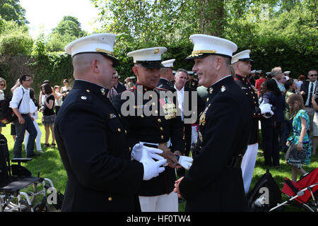 Der 32. Assistent Kommandant des Marinekorps, US Marine Corps General Joseph F. Dunford besucht Belleau Wood, Frankreich 27. Mai 2012. Der 32. Assistent-Kommandant des Marinekorps General Dunford besucht Frankreich für die jährliche Gedenkfeier auf der Belleau Wood. (U.S. Marine Corps Foto von Sergeant Alvin Williams/freigegeben) USMC-120527-M-BZ543-1459 Stockfoto