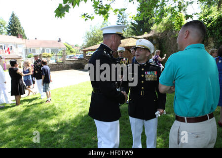 Der 32. Assistent Kommandant des Marinekorps, US Marine Corps General Joseph F. Dunford besucht Belleau Wood, Frankreich 27. Mai 2012. Der 32. Assistent-Kommandant des Marinekorps General Dunford besucht Frankreich für die jährliche Gedenkfeier auf der Belleau Wood. (U.S. Marine Corps Foto von Sergeant Alvin Williams/freigegeben) USMC-120527-M-BZ543-1906 Stockfoto