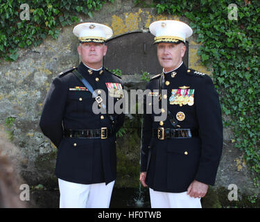 Der 32. Assistent Kommandant des Marinekorps, US Marine Corps General Joseph F. Dunford besucht Belleau Wood, Frankreich 27. Mai 2012. Der 32. Assistent-Kommandant des Marinekorps General Dunford besucht Frankreich für die jährliche Gedenkfeier auf der Belleau Wood. (U.S. Marine Corps Foto von Sergeant Alvin Williams/freigegeben) USMC-120527-M-BZ543-1938 Stockfoto