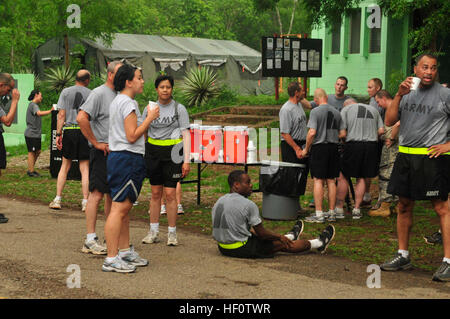 Soldaten, Matrosen und Flieger sowie Mitglieder der honduranischen Armee Soldaten der kanadischen Streitkräfte und kolumbianische militärische medizinische Personal der US Army South gemeinsame Task Force Tropic, unter dem Kommando von Lt. Col, Robert L. Jones, Missouri, gemeinsame Streitkräfte Hauptquartier, in Honduras zur Unterstützung der US Southern Command Beyond the Horizon 2012, Linie für Jahresbeginn einen Gedenktag 5 K run gesponsert oder Spaziergang statt auf Forward Operating Base Naco , Honduras, am 27. Mai 2012. 2012 die honduranischen Forward Operating Base laufen 120527-Z-PQ189-0273 Stockfoto