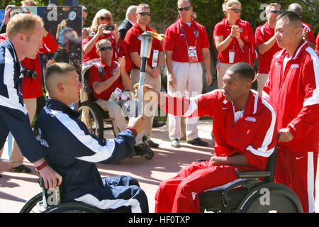 120430-O-ZZ999-686 COLORADO SPRINGS, Colorado (30. April 2012) Marine CPL Anthony McDaniel, von Pascagoula, Mississippi, übergibt die Fackel an die US-Küstenwache während der Eröffnungsfeier der Krieger Spiele Wettbewerb 2012. (U.S. Marine Corps Foto von Pat Cubel/freigegeben) Flickr - offizielle US Navy Bilder - A Marine CPL. übergibt die Fackel an die US-Küstenwache während der Eröffnungsfeier der Krieger Spiele Wettbewerb 2012. Stockfoto