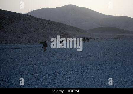 Marines des 1. Bataillons, 7. Marine-Regiment, führen eine Patrouille von FOB Tabac in Sangin, Provinz Helmand, Afghanistan, durch und sorgen für regionale Sicherheit und Situationsbewusstsein. Stockfoto
