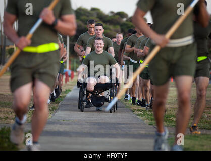 U.S. Marine CPL. Garrett Carnes (im Rollstuhl), ein Squad-Leader mit 3rd Platoon, Ostindien-Kompanie, 3. Bataillon, 3. Marineregiment und 22 Jahre alte gebürtige Mooresville, NC, beteiligt sich an einem motivierenden Lauf mit anderen Marines und Segler auf der Marine Corps Base Hawaii, 29. Mai 2012, statt zu Ehren seines Lebens und Opfer. Der Infanterist verlor seine Beine in einem improvisierten Sprengkörpern Angriff 19 Februar während der Kampfhandlungen in der Provinz Helmand Khan Neshin Bezirk von Afghanistan zu unterstützen. Kurz vor dem Angriff hatte Carnes eine Bekämpfung verdienstvolle Förderung in den Rang eines cor verdient Stockfoto