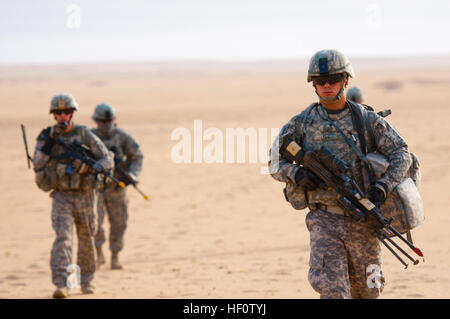 SPC. Caleb Licht, Company C, 4. Bataillon 118. Infanterie-Regiment, fährt eine Landezone nach Luft Angriff Teil einer Botschaft von Verteidigung und Evakuierung Übung im Bereich 5 in der Nähe von Camp Buehring, Kuwait, Mai 30. Soldaten des 4. Bataillons Unternehmen A führte die gleiche Übung es drei Tage vor. Während der Übung, die Infanteriekompanien auch koordiniert mit dem 108. Angriff Hubschrauber-Bataillon für schnellen Nachschub und Firma C, 1. General Support Aviation Battalion, simuliert 126. Aviation Regiment zu evakuieren verwundete. Das 4. Bataillon gehört der South Carolina-Armee Stockfoto