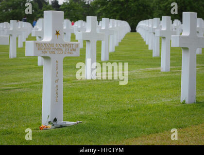 Die Task Force 68, darunter Fallschirmjäger der US-Armee und Mitglieder des britischen Fallschirmregiments, besuchte den Normandie American Cemetery and Memorial in Colleville-sur-Mer, Frankreich, um Mitglieder des Militärs zu ehren, die am D-Day und während des Zweiten Weltkriegs starben Stockfoto