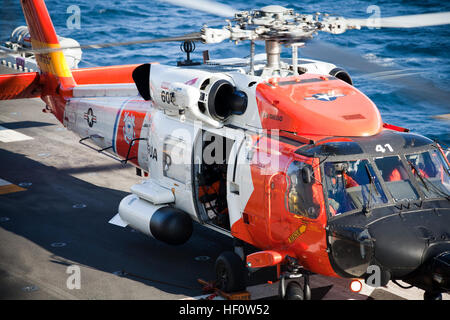 Servicemembers aus amphibischen Geschwader drei (PHIBRON-3) und der 15. Marine Expeditionary Unit (MEU) unterstützt die US-Küstenwache durch ihre HH-60 Jayhawk auf dem Flugdeck der USS Peleliu zu tanken, bevor es eine Unfall-Evakuierung eines zivilen Matrosen in internationalen Gewässern vor der Küste von Süd-Kalifornien, 4. Juni 2012 durchgeführt. Die Marines und Segler verschoben PHIBRON MEU Interoperabilität Ausbildung an die United States Coast Guard-Mission zu unterstützen. (Foto: offizielle Marine Corps Gunnery Sgt. John A. Lee, II) Marines, helfen Segler Küstenwache mit Unfall-Evakuierung 120604-M-TF338-012 Stockfoto