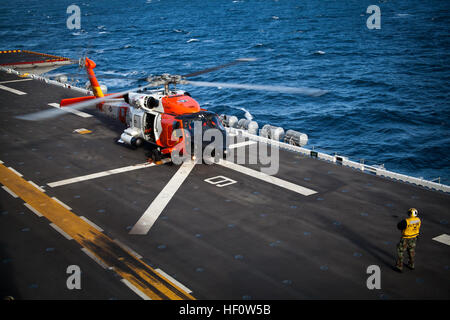 Servicemembers aus amphibischen Geschwader drei (PHIBRON-3) und der 15. Marine Expeditionary Unit (MEU) unterstützt die US-Küstenwache durch ihre HH-60 Jayhawk auf dem Flugdeck der USS Peleliu zu tanken, bevor es eine Unfall-Evakuierung eines zivilen Matrosen in internationalen Gewässern vor der Küste von Süd-Kalifornien, 4. Juni 2012 durchgeführt. Die Marines und Segler verschoben PHIBRON MEU Interoperabilität Ausbildung an die United States Coast Guard-Mission zu unterstützen. (Foto: offizielle Marine Corps Gunnery Sgt. John A. Lee, II) Marines, helfen Segler Küstenwache mit Unfall-Evakuierung 120604-M-TF338-019 Stockfoto