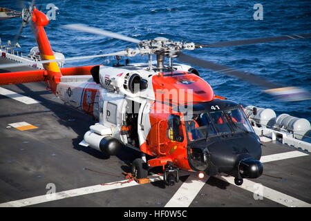 Servicemembers aus amphibischen Geschwader drei (PHIBRON-3) und der 15. Marine Expeditionary Unit (MEU) unterstützt die US-Küstenwache durch ihre HH-60 Jayhawk auf dem Flugdeck der USS Peleliu zu tanken, bevor es eine Unfall-Evakuierung eines zivilen Matrosen in internationalen Gewässern vor der Küste von Süd-Kalifornien, 4. Juni 2012 durchgeführt. Die Marines und Segler verschoben PHIBRON MEU Interoperabilität Ausbildung an die United States Coast Guard-Mission zu unterstützen. (Foto: offizielle Marine Corps Gunnery Sgt. John A. Lee, II) Marines, helfen Segler Küstenwache mit Unfall-Evakuierung 120604-M-TF338-017 Stockfoto