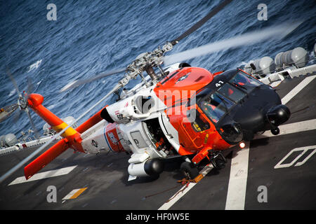 Servicemembers aus amphibischen Geschwader drei (PHIBRON-3) und der 15. Marine Expeditionary Unit (MEU) unterstützt die US-Küstenwache durch ihre HH-60 Jayhawk auf dem Flugdeck der USS Peleliu zu tanken, bevor es eine Unfall-Evakuierung eines zivilen Matrosen in internationalen Gewässern vor der Küste von Süd-Kalifornien, 4. Juni 2012 durchgeführt. Die Marines und Segler verschoben PHIBRON MEU Interoperabilität Ausbildung an die United States Coast Guard-Mission zu unterstützen. (Foto: offizielle Marine Corps Gunnery Sgt. John A. Lee, II) Marines, helfen Segler Küstenwache mit Unfall-Evakuierung 120604-M-TF338-027 Stockfoto