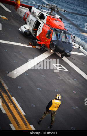 Servicemembers aus amphibischen Geschwader drei (PHIBRON-3) und der 15. Marine Expeditionary Unit (MEU) unterstützt die US-Küstenwache durch ihre HH-60 Jayhawk auf dem Flugdeck der USS Peleliu zu tanken, bevor es eine Unfall-Evakuierung eines zivilen Matrosen in internationalen Gewässern vor der Küste von Süd-Kalifornien, 4. Juni 2012 durchgeführt. Die Marines und Segler verschoben PHIBRON MEU Interoperabilität Ausbildung an die United States Coast Guard-Mission zu unterstützen. (Foto: offizielle Marine Corps Gunnery Sgt. John A. Lee, II) Marines, helfen Segler Küstenwache mit Unfall-Evakuierung 120604-M-TF338-028 Stockfoto