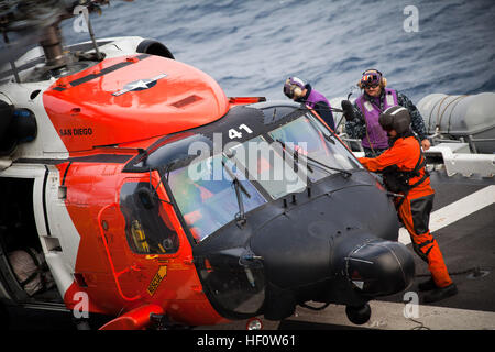 Servicemembers aus amphibischen Geschwader drei (PHIBRON-3) und der 15. Marine Expeditionary Unit (MEU) unterstützt die US-Küstenwache durch ihre HH-60 Jayhawk auf dem Flugdeck der USS Peleliu zu tanken, bevor es eine Unfall-Evakuierung eines zivilen Matrosen in internationalen Gewässern vor der Küste von Süd-Kalifornien, 4. Juni 2012 durchgeführt. Die Marines und Segler verschoben PHIBRON MEU Interoperabilität Ausbildung an die United States Coast Guard-Mission zu unterstützen. (Offizielle Marinekorps Foto: Gunnery Sgt. John A. Lee, II) Marines, helfen Segler Küstenwache mit Unfall-Evakuierung 120604-M-TF338-051 Stockfoto