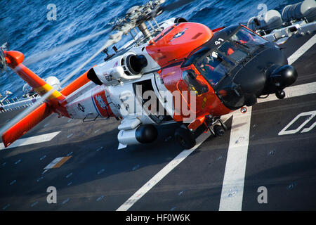 Servicemembers aus amphibischen Geschwader drei (PHIBRON-3) und der 15. Marine Expeditionary Unit (MEU) unterstützt die US-Küstenwache durch ihre HH-60 Jayhawk auf dem Flugdeck der USS Peleliu zu tanken, bevor es eine Unfall-Evakuierung eines zivilen Matrosen in internationalen Gewässern vor der Küste von Süd-Kalifornien, 4. Juni 2012 durchgeführt. Die Marines und Segler verschoben PHIBRON MEU Interoperabilität Ausbildung an die United States Coast Guard-Mission zu unterstützen. (Foto: offizielle Marine Corps Gunnery Sgt. John A. Lee, II) Marines, helfen Segler Küstenwache mit Unfall-Evakuierung 120604-M-TF338-084 Stockfoto