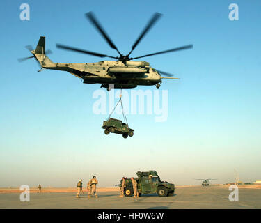 050503-M-5607G-038 Al Asad, Irak (3. Mai 2005) - A US Marinekorps CH-53E Super Stallion-Hubschrauber von der 2d Marine Aircraft Wing, hebt eine hohe Mobilität Mehrzweck Rädern Fahrzeug (HMMWV) von der Fluglinie Al Asad, Irak, um Infanterie-Einheiten, die an einer vorderen Position eingefügt. Marines zugewiesen, 3. Bataillon 25. Marines werden die HMMVW während der Operation Fluss fegen zur Unterstützung der Operation Iraqi Freedom (OIF) verwenden. US Marine Corps Foto von CPL. Alicia M. Garcia (freigegeben) US Navy 050503-M-5607G-038 A US Marine Corps CH-53E Super Stallion-Hubschrauber von 2d Marine Aircraft Wing, li Stockfoto