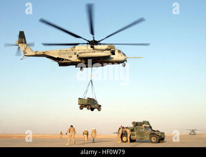 Ein uns Marine Corps (USMC) CH-53E Super Stallion, 2. Marine Aircraft Wing (MAW) Aufzüge gepanzerten eine Flanke High Mobility Multipurpose Wheeled Vehicle (HMMWV) aus der Flightline von Al Asad Air Base (AB), Irak, für die Lieferung an Infanterie-Einheiten, die an einer vorderen Position für Betrieb Fluss fegen zur Unterstützung der Operation IRAQI FREEDOM eingesetzt. Marine CH-53E Super Stallion (2164964162) Stockfoto