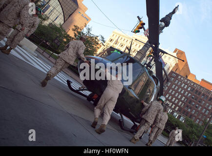 Marines mit Marine Hubschrauber Licht Angriff Geschwader 773, Sitz in Belle Chasse, La., Schlepptau ein UH-1N Huey Hubschrauber an der West Superior Avenue 10. Juni 2012. Das Flugzeug landete hier und wurde von den Marines zu Public Square, wo es auf dem Display werden, geschleppt. Der Platz ist einer der statischen Displays von Marines für die Marine Woche Cleveland positioniert. Voinovich Park, Gateway Plaza und die Rock And Roll Hall Of Fame werden andere Darstellungen für die Öffentlichkeit zugänglich. Marine Woche Cleveland läuft Juni 11-17 und feiert die Gemeinschaft, das Land und das Corps. Marine Woche Cleveland 120610-M-QX735 - Stockfoto