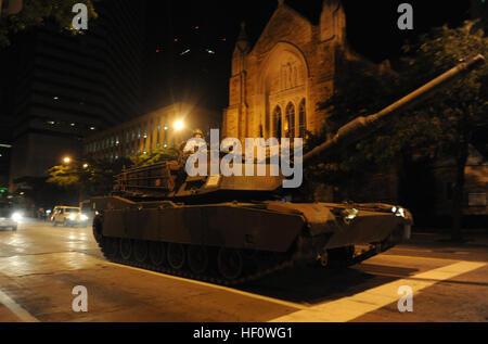 US-Marines mit 4. Panzerbataillon fahren ein M1 A1 Abrams-Panzer entlang East 9th Street in Cleveland 11. Juni 2012. Der Tank war einer der 37 Militärfahrzeuge Ausrollen der Cleveland Browns Stadium für den Start der Marine Woche Cleveland, Juni 11-17. Neben der M1A1 Abrams-Panzer, amphibische Fahrzeuge, hochmobile Artillerie-Raketen-Systeme, mittlere taktische Fahrzeug Ersatz Kanonen Humvees mit Geschütztürmen und M-777 Haubitze fuhr durch die Innenstadt von Cleveland auf dem Weg zur statischen Displays durch die Stadt. Zusammen mit einem MV-22 Osprey, AH-1W Super Cobra und UN-1N Huey, Stockfoto