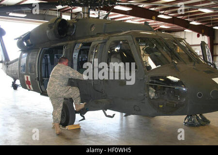 Ein US-Soldat, das 1. Bataillon, 108. Aviation Regiment, Kansas Army National Guard zugewiesen bereitet einen UH-60 Black Hawk-Hubschrauber für eine Mission 12. Juni 2012, in Salina, Kansas Der Hubschrauber und die Mannschaft waren geplant, nach Fort Collins, Colorado, zur Unterstützung der Brandbekämpfung Bemühungen im Kampf gegen die High Park Fire fliegen. Das Feuer zerstörte mehr als 64 Quadrat-Meilen von Wald und mindestens 100 Strukturen. (US Armee-Foto von Steve Larson/freigegeben) Colorado Waldbrände 2012 120612-Z-ZZ999-006 Stockfoto