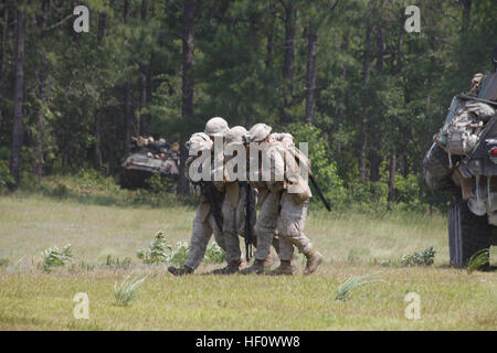 Marines mit Firma D, 2. Light Armored Reconnaissance Battalion Hilfe einen Unfall mit einer simulierten Beinverletzung beim Unfall Evakuierungstraining an Bord der Marine Corps Base Camp Lejeune 20 Juni, zur Unterstützung der Übung gepanzerten Faust. Mehr als 80 Marines von den zwei Einheiten zusammengetan, um eine Unfall-Evakuierung-Übung als Teil der Übung gepanzerten Faust, eine große Kraft-Übung ausführen, die 2. Marine Aircraft Wing an der Ostküste durchführt. Übung gepanzerten Faust 120620-M-OT671-047 Stockfoto