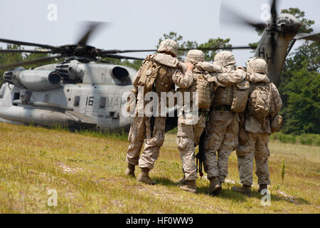 Marines mit Firma D, 2. Light Armored Reconnaissance Battalion Hilfe einen Unfall mit einer simulierten Beinverletzung aus der Landezone Marine schwere Hubschrauber Geschwader 366 CH-53E Super Stallion 20 Juni beim Unfall Evakuierungstraining an Bord der Marine Corps Base Camp Lejeune, zur Unterstützung der Übung gepanzerten Faust. Mehr als 80 Marines von den zwei Einheiten zusammengetan, um eine Unfall-Evakuierung-Übung als Teil des gepanzerten Faust, eine große Kraft-Übung ausführen, die 2. Marine Aircraft Wing an der Ostküste durchführt. Übung gepanzerten Faust 120620-M-OT671-059 Stockfoto