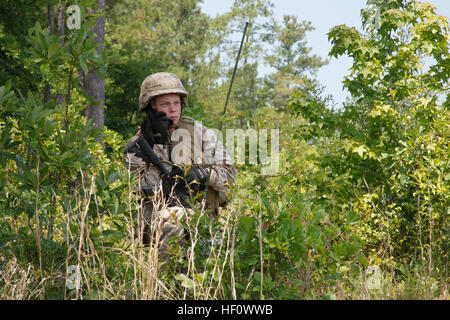 Eine Marine mit Firma D 2nd Light Armored Reconnaissance Battalion tarnt sich in einem Waldgebiet entlang einer Landezone während der Durchführung der Funkverbindung mit Marine schwere Hubschrauber-Geschwader-366 Piloten 20 Juni, während der Übung gepanzerten Faust an Bord der Marine Corps Base Camp Lejeune. Mehr als 80 Marines von den zwei Einheiten zusammengetan, um eine Unfall-Evakuierung-Übung als Teil des gepanzerten Faust, eine große Kraft-Übung ausführen, die 2. Marine Aircraft Wing an der Ostküste durchführt. Übung gepanzerten Faust 120620-M-OT671-105 Stockfoto