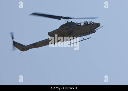 Ein Kampfhubschrauber AH-1W Super Cobra von Marine Light Attack Helicopter Squadron 467 Bildschirme Boden unten, eine Demonstration der Stärke als Teil einer taktischen Recovery von Flugzeugen oder Personal Trainingsmission in North Carolina Croatan National Forest, Juni 22 bereitstellen. Das Marine Corps jüngsten hochkarätige Falle Mission war bei Rettung eines abgestürzten Piloten der US Air Force in Libyen, März 2011. Die Missionen sind einzigartig für das Marine Corps wegen seiner Fähigkeit, in einem Augenblick überall auf der Welt zu handeln. Die TRAP-Ausbildungsmission abgeschlossen Übung gepanzerten Faust, eine Woche lang große Scal Juni 22 Stockfoto