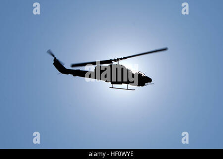 Ein Kampfhubschrauber AH-1W Super Cobra von Marine Light Attack Helicopter Squadron 467 Bildschirme Boden unten, eine Demonstration der Stärke als Teil einer taktischen Recovery von Flugzeugen oder Personal Trainingsmission in North Carolina Croatan National Forest, Juni 22 bereitstellen. Das Marine Corps jüngsten hochkarätige Falle Mission war bei Rettung eines abgestürzten Piloten der US Air Force in Libyen, März 2011. Die Missionen sind einzigartig für das Marine Corps wegen seiner Fähigkeit, in einem Augenblick überall auf der Welt zu handeln. Die TRAP-Ausbildungsmission abgeschlossen Übung gepanzerten Faust, eine Woche lang große Scal Juni 22 Stockfoto
